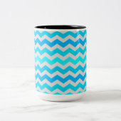 Large Blue and Aqua Chevron Striped Mug ツートーンマグカップ (中央)