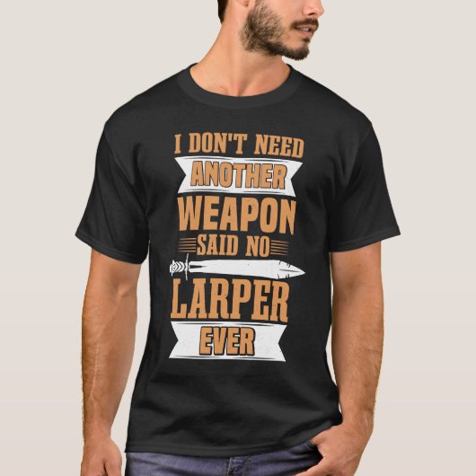 Larping Foam Weapon Role遊のRPGとLarper Tシャツ (正面)