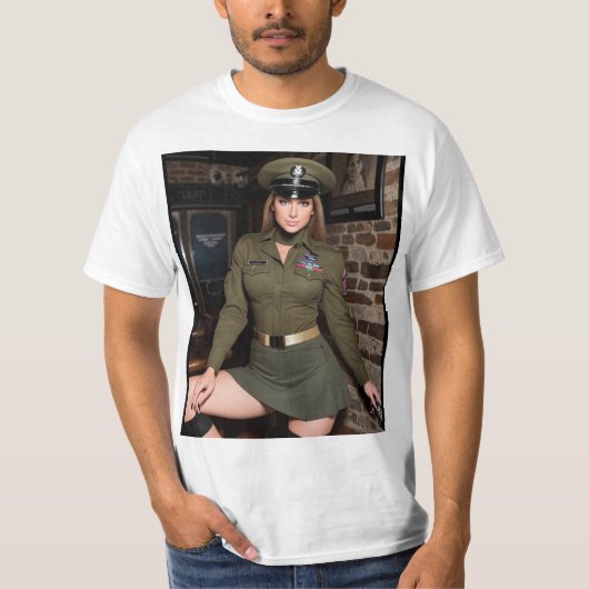 Las mujeres militares también se divierten tシャツ (正面)