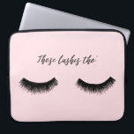 Lash Chat – これらのLashes Tho ラップトップスリーブ<br><div class="desc">ラッシュチャットII by Alicia Ludwig.羽毛のような黒い発疹とピンクの背景に対する「その発疹Tho」というフレーズが特徴。</div>