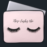Lash Chat – これらのLashes Tho ラップトップスリーブ<br><div class="desc">ラッシュチャットII by Alicia Ludwig.羽毛のような黒い発疹とピンクの背景に対する「その発疹Tho」というフレーズが特徴。</div>