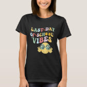 last day of summer vibes, groovy summer, funny tea tシャツ (正面)