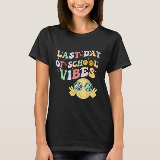 last day of summer vibes, groovy summer, funny tea tシャツ (正面)
