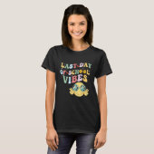 last day of summer vibes, groovy summer, funny tea tシャツ (正面フル)