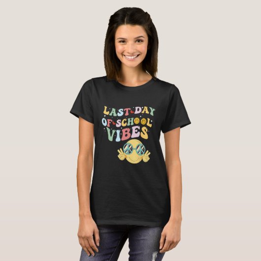 last day of summer vibes, groovy summer, funny tea tシャツ (正面フル)