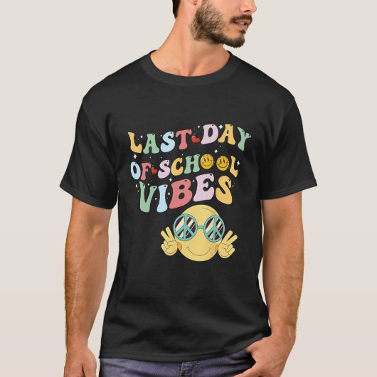 last day of summer vibes, groovy summer, funny tea tシャツ (正面)