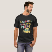 last day of summer vibes, groovy summer, funny tea tシャツ (正面フル)
