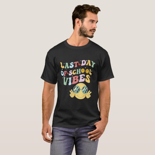 last day of summer vibes, groovy summer, funny tea tシャツ (正面フル)