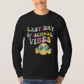last day of summer vibes, groovy summer, funny tea tシャツ (正面)