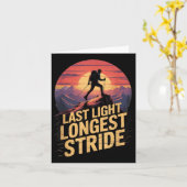 Last Light Longest Stride Sunset Hiking Mountain T カード (黄色い花)