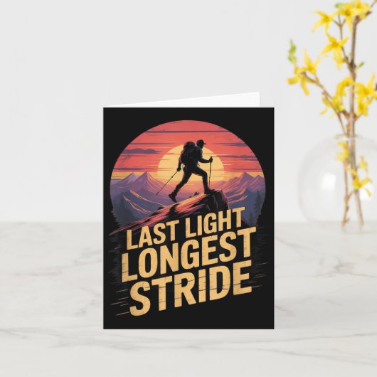 Last Light Longest Stride Sunset Hiking Mountain T カード (黄色い花)