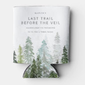 Last Trail Pine Forest Camping Bachelorette Party 缶クーラー (正面)