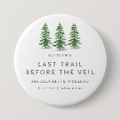 Last Trail Pine Forest Camping Bachelorette Party 缶バッジ (正面)