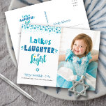 Latkes Laughter Light モダンおもしろいHanukkah写真 シーズンポストカード<br><div class="desc">「ラトケ、笑い、光」 おもしろいお洒落、手作りのタイポグラフィとダビデのランダムな星の色のダビデのパターンと白い背景にターコイズとティール（緑がかった色）、あなたの選択の写真と一緒にハヌカーで救済使用する。感じお送りいただく毎に休日の暖かさと喜び素晴らし、カラフル、ハヌカパーソナライズされたー挨拶はがき。ステッカー、枕、ラッピング紙、サービングトレイ、ホームデコルなども揃っている。ハヌカーを覚えさせろ！簡単から使用するテンプレートを使用して、写真を自分の写真に置き換え、お好みのあいさつ文と名前を入力し、このハヌカーあいさつ葉書を簡単にカスタマイズできる。質問や要望があれば私に連絡して下さい。</div>