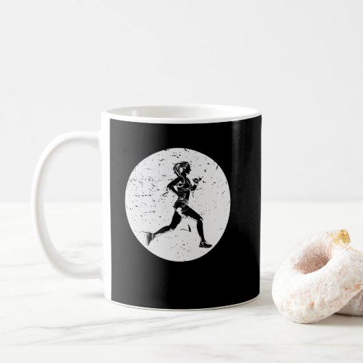Läuferin trainiert für die nächste Langstrecke コーヒーマグカップ (ドーナツ)