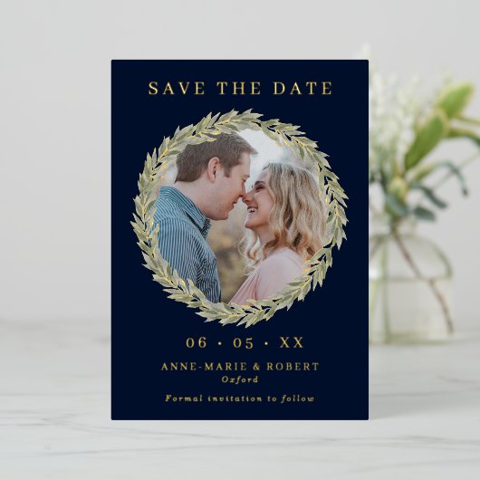 Laurelリースオンネイビー写真結婚式Save the Date 箔招待状 (立ち正面)