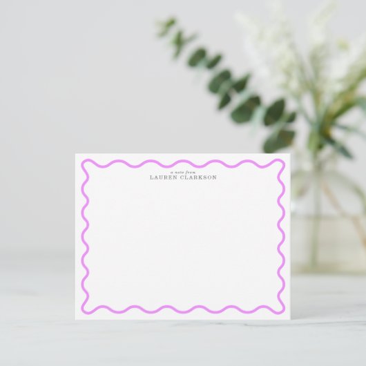 Lavender Modern Wavy Border Personalized Note Card 招待状 (スタンド正面)