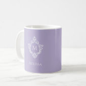 Lavender Monogram Initial in Vintage Crest Purple コーヒーマグカップ (正面左)
