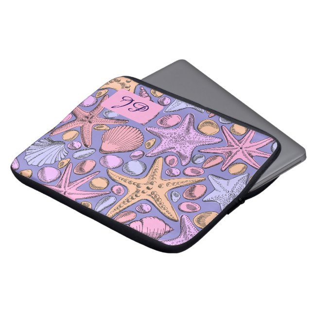 Lavender Seashell Initial Laptop Sleeve ラップトップスリーブ (正面上部)