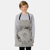 LavishlyOnスクリプトエレガントクリスマスフロステッドバラ エプロン (着用した状態)