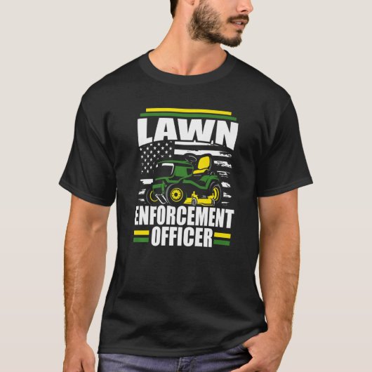 Lawn Enforcement Officer Mower American Flag Fathe Tシャツ (正面)