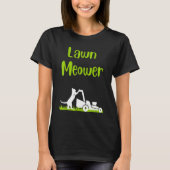 Lawn mowing standing cat cutting grass meowing pun tシャツ (正面)
