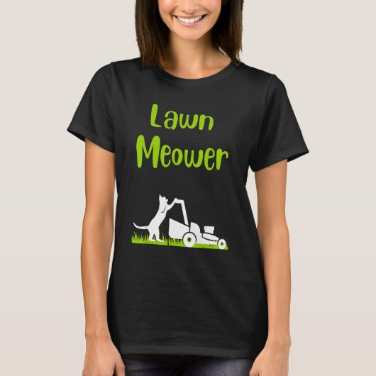 Lawn mowing standing cat cutting grass meowing pun tシャツ (正面)