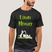 Lawn mowing standing cat cutting grass meowing pun tシャツ (正面)