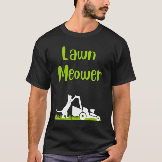 Lawn mowing standing cat cutting grass meowing pun tシャツ (正面)