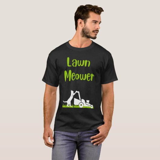 Lawn mowing standing cat cutting grass meowing pun tシャツ (正面フル)
