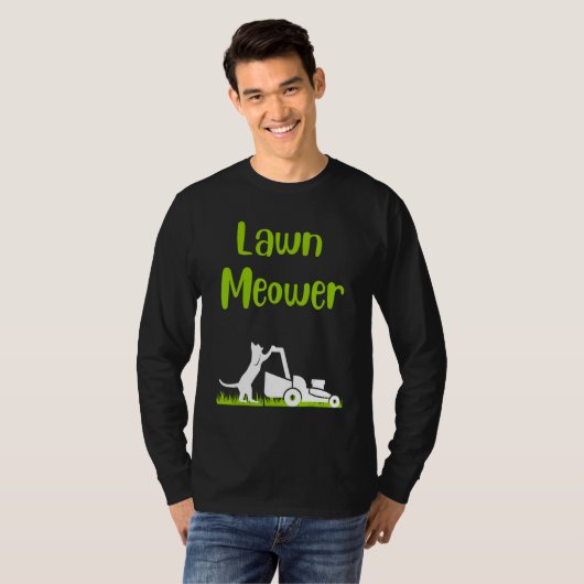 Lawn mowing standing cat cutting grass meowing pun tシャツ (正面フル)