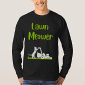 Lawn mowing standing cat cutting grass meowing pun tシャツ (正面)