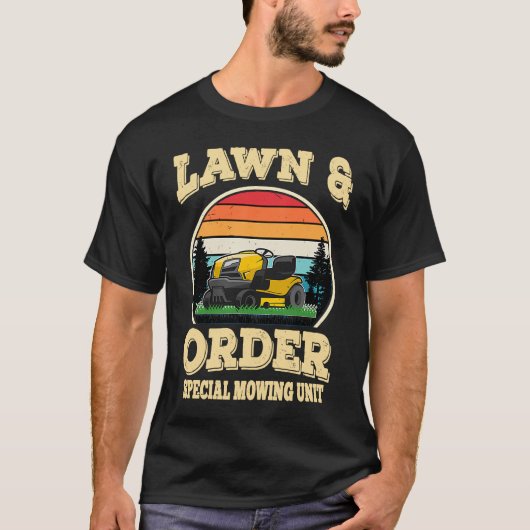 Lawn & Order Special Mowing Unit  Dad Jokes Tシャツ (正面)
