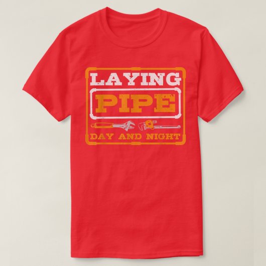 Laying Pipe Day and Night Plumber Plumbing  Tシャツ (デザイン正面)