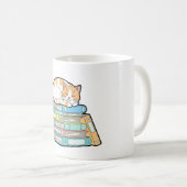 Lazy Cat on Books – Cute Cozy Illustration コーヒーマグカップ (正面右)
