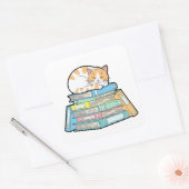 Lazy Cat on Books – Cute Cozy Illustration スクエアシール (封筒)