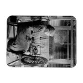 LD wOMAN uSINGsPINNING wHEEL 1930S写真 マグネット (横)