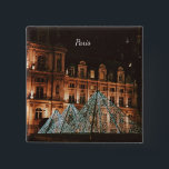 Le Louvre, Paris, France 缶バッジ<br><div class="desc">Le Louvre at night</div>