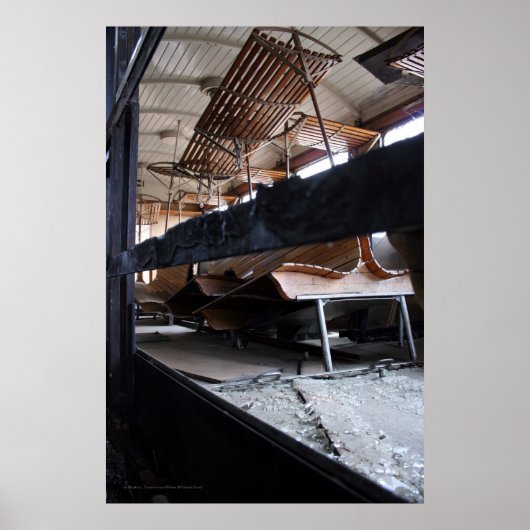 Le Mastrou Posterの下の乗用車の木製の壁 ポスター (正面)