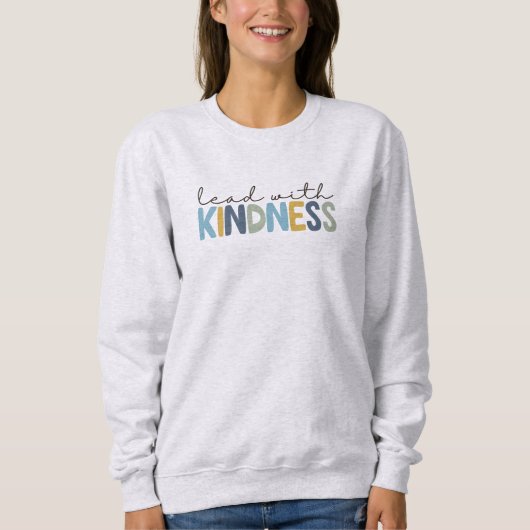 Lead with Kindness Nurse Apparel スウェットシャツ (正面)
