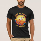 Leaf Me Alone I'm Napping - Sleeping Bear Pun Tシャツ (正面)