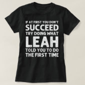 LEAHネームパーソナライズされた誕生日おもしろいクリスマス Tシャツ (デザイン正面)