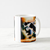 Leaping Black and White Cat コーヒーマグカップ (正面右)