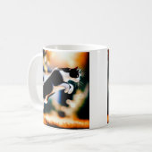 Leaping Black and White Cat コーヒーマグカップ (正面左)