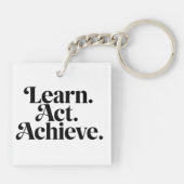 "Learn. Act. Achieve." - Art Typographique Minimal キーホルダー (裏面)