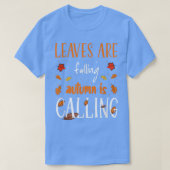 Leaves Are Falling Autumn Is Calling Funny Fall &  Tシャツ (デザイン正面)