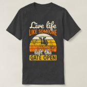 Left Gate Open Ranch Farmer Farming Animal Cow Tシャツ (デザイン正面)