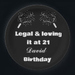 Legal & Loving It at 21 Black&White 21st Birthday ペーパープレート<br><div class="desc">21歳の誕生日お祝いを白黒のエレガント紙プレートでモダンヒット！美味しいお菓子やデザートを提供するのに最適な、これらのプレートスタイリッシュは、パーティーに洗練されたtouchを追加するデザインを備えている。あなたは祝は、彼女や彼のために、私たちの可愛くて多彩な紙プレートは、あなたの21歳の誕生日の装飾のための理想的な選択である。これらのパーティーの必需品をストックし、あなたのマイルストーンの誕生日を忘れられない！</div>
