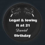 Legal & Loving It at 21 Black&White 21st Birthday ペーパープレート<br><div class="desc">21歳の誕生日お祝いを白黒のエレガント紙プレートでモダンヒット！美味しいお菓子やデザートを提供するのに最適な、これらのプレートスタイリッシュは、パーティーに洗練されたtouchを追加するデザインを備えている。あなたは祝は、彼女や彼のために、私たちの可愛くて多彩な紙プレートは、あなたの21歳の誕生日の装飾のための理想的な選択である。これらのパーティーの必需品をストックし、あなたのマイルストーンの誕生日を忘れられない！</div>