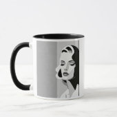 l'élégance d'une femme au regard perçant. マグカップ (左)
